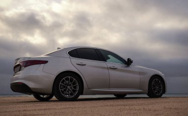 Alfa Romeo Giulia çölün ortasında duruyor. Walvis Körfezi, Namibya 
