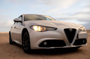 Alfa Romeo Giulia çölün ortasında duruyor. Walvis Körfezi, Namibya 