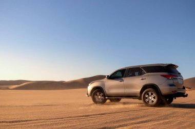 Toyota Fortuner, güneşli bir günde Namib Çölü 'nün ortasında duruyor. Namibya, Afrika 