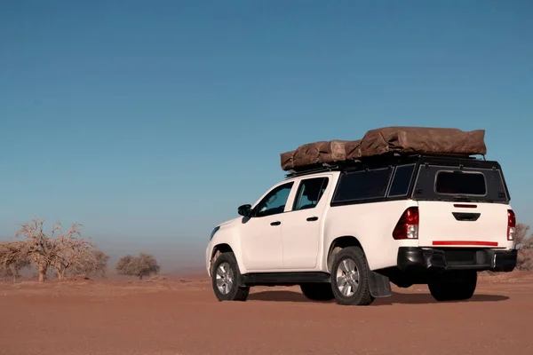 Toyota Hilux Staat Het Gouden Zand Van Namibische Woestijn Namibië — Stockfoto