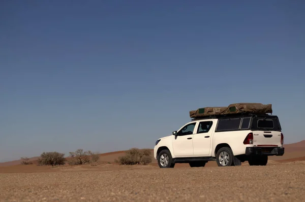 Huurauto Toyota Hilux Staat Het Gouden Zand Van Namibische Woestijn — Stockfoto