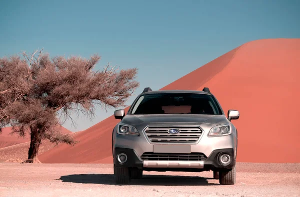 Subaru Outback Stands Middle Namib Desert Next Sand Dune Sossusvlei — Fotografia de Stock