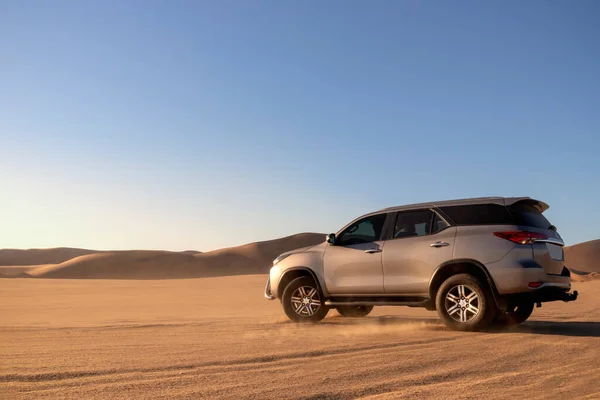 Toyota Fortuner Στέκεται Στη Μέση Της Ερήμου Namib Μια Ηλιόλουστη Φωτογραφία Αρχείου