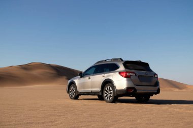 Subaru Outback, Namib çölünün ortasında duruyor. Walvis Körfezi, Namibya. 