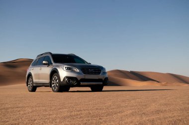 Subaru Outback, Namib çölünün ortasında duruyor. Walvis Körfezi, Namibya. 