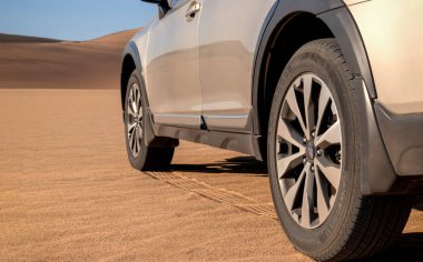 Subaru Outback, Namib çölünün ortasında duruyor. Walvis Körfezi, Namibya. 