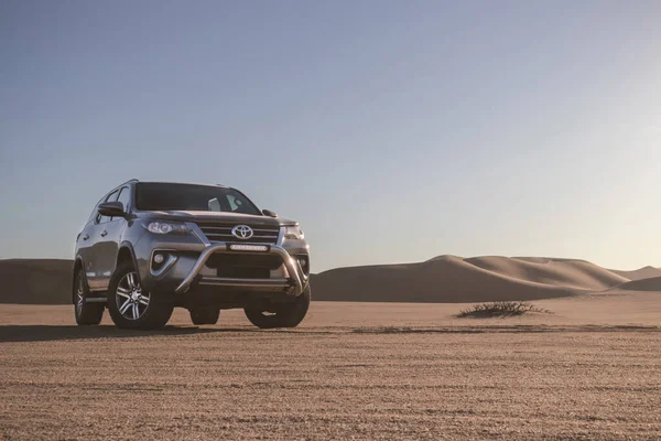 Toyota Fortuner Debout Milieu Désert Namibien Par Une Journée Ensoleillée — Photo