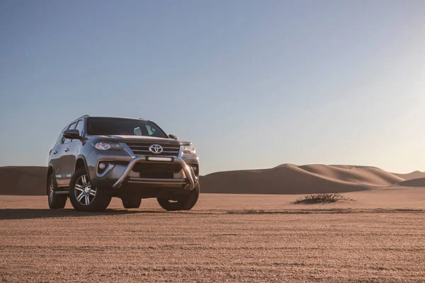 Toyota Fortuner Meio Deserto Namíbia Dia Ensolarado Namíbia África Fotografias De Stock Royalty-Free