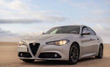 Alfa Romeo Giulia çölün ortasında duruyor. Walvis Körfezi, Namibya 
