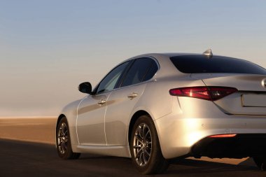 Alfa Romeo Giulia çölün ortasında duruyor. Walvis Körfezi, Namibya 