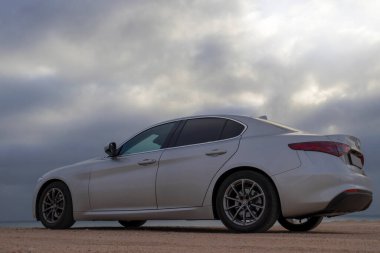 Alfa Romeo Giulia çölün ortasında duruyor. Walvis Körfezi, Namibya 