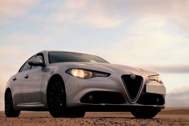Alfa Romeo Giulia çölün ortasında duruyor. Walvis Körfezi, Namibya 