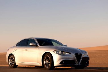 Alfa Romeo Giulia çölün ortasında duruyor. Walvis Körfezi, Namibya 