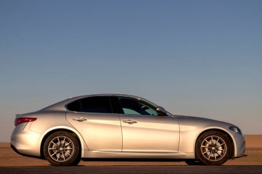 Alfa Romeo Giulia çölün ortasında duruyor. Walvis Körfezi, Namibya 