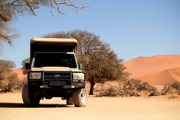 Samochód Terenowy Stoi Czerwonym Piasku Pustyni Namib Słoneczny Dzień Sossusvlei — Zdjęcie stockowe