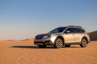 Subaru Outback, Namib çölünün ortasında duruyor. Walvis Körfezi, Namibya 