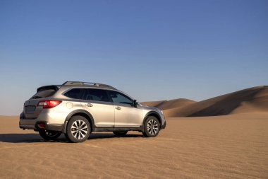 Subaru Outback, Namib çölünün ortasında duruyor. Walvis Körfezi, Namibya 