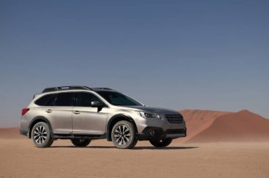 Subaru Outback, Namib çölünün ortasında duruyor. Walvis Körfezi, Namibya 