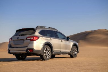 Subaru Outback, Namib çölünün ortasında duruyor. Walvis Körfezi, Namibya 