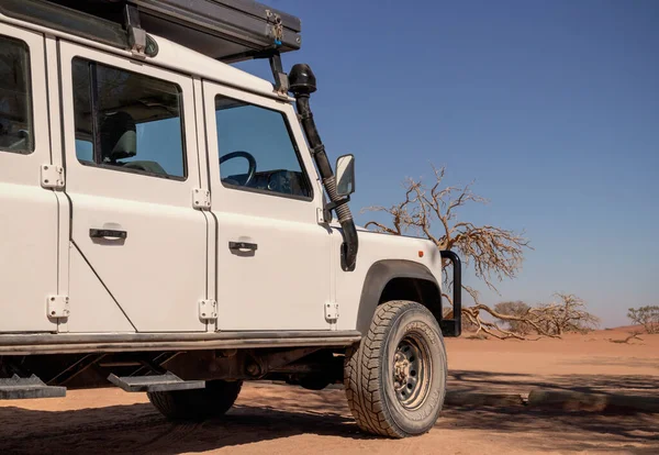 Une Voiture Tout Terrain Blanche Dresse Dans Sable Rouge Désert — Photo