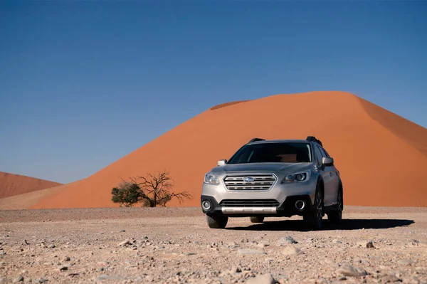 Subaru Gris Dans Sable Désert Namibien Ciel Lumineux Walvis Bay — Photo