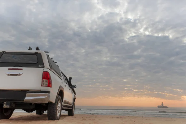 White Road Car Stands Shores Atlantic Ocean Bright Dramatic Sunset — Fotografia de Stock
