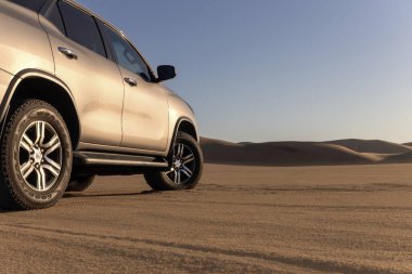 Toyota Fortuner, güneşli bir günde Namib Çölü 'nün ortasında duruyor. Namibya, Afrika 