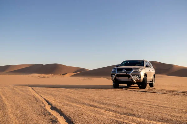 Toyota Fortuner Debout Milieu Désert Namibien Par Une Journée Ensoleillée — Photo