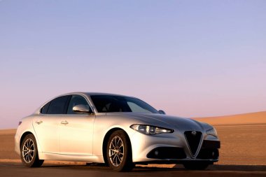 Alfa Romeo Giulia çölün ortasında duruyor. Walvis Körfezi, Namibya 