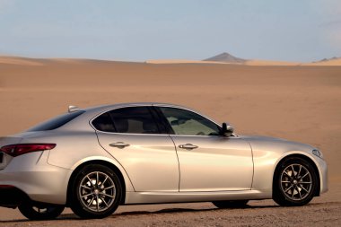 Alfa Romeo Giulia çölün ortasında duruyor. Walvis Körfezi, Namibya 