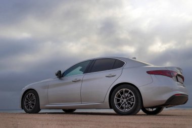 Alfa Romeo Giulia çölün ortasında duruyor. Walvis Körfezi, Namibya 