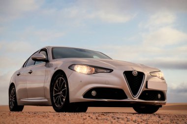 Alfa Romeo Giulia çölün ortasında duruyor. Walvis Körfezi, Namibya 