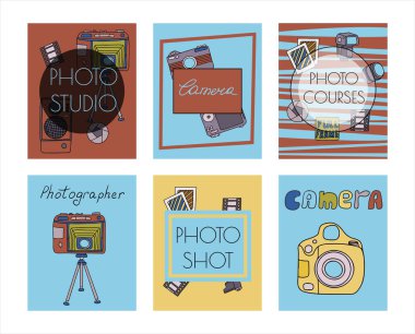 Vektör fotoğraf makineleri afişler çiziyor. El çizimi stili. Retro ve modern tarzda farklı kameralar. Fotoğrafçılar için karalama aksesuarlar. Flaş, lens, ışık, lens