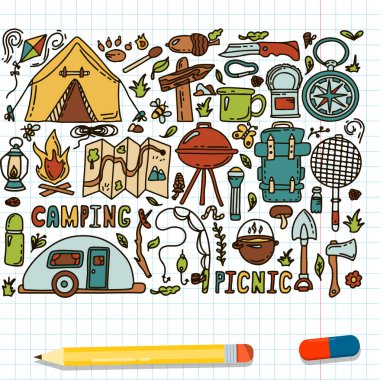 Büyük Doodle vektör kamp seti. Doğada yaz pikniği için el çizimi illüstrasyonu. Kamp ekipmanları
