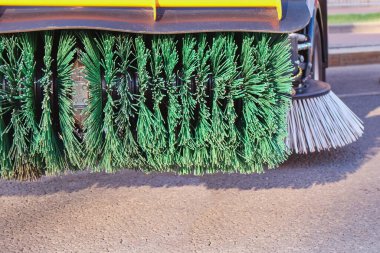 Dönen yeni sokak temizleme makinesi fırçası. Geniş süpürge yollu büyük yuvarlak süpürge süpürgesi. Süpürme ekipmanları..