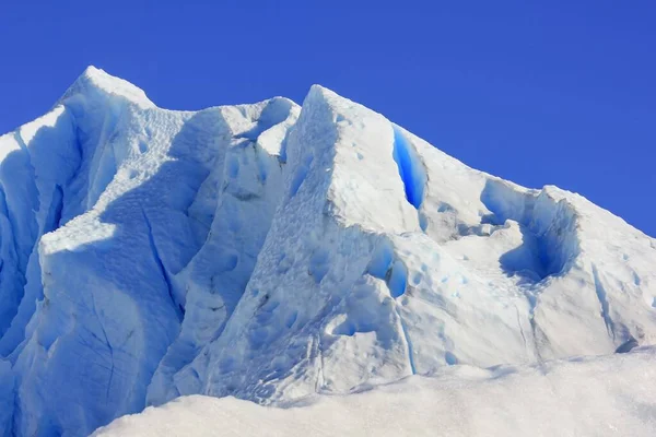 Az olvadó Perito Moreno gleccser jég- és hócsúcsai a kék ég, Patagónia Argentína ellen. Világok édesvíztartalékok. — Stock Fotó