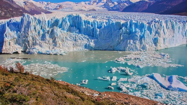 Scénický panoramatický pohled na obrovský tající ledovec Perito Moreno. Tající krása, Ledová pole Patagonie, provincie Santa Cruz, Argentina. — Stock fotografie