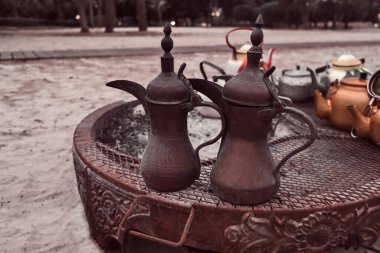 Geleneksel klasik Arap kahve demlikleri çöldeki bedevi şöminede. Orta Doğu 'daki Bedevi çadırında Arap kahve sürahisi..