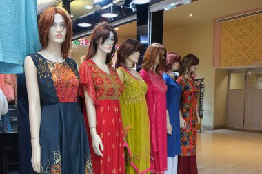 Uluslararası Madinat Zayed Alışveriş Merkezi 'nde perakende satış mağazası önünde modaya uygun giyinmiş mankenler sergileniyor. Abu Dabi, BAE, Ocak 2022