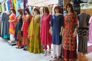 Ulusal ve Güney Asya 'da moda olan mankenler perakende mağazasının önünde sergileniyor.