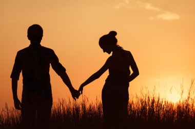 ? ouple gün batımında