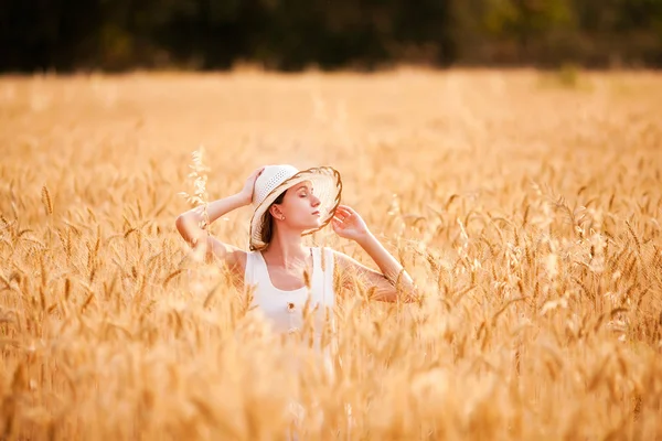 Portrait of beautifull woman in a field — Stock Photo, Image