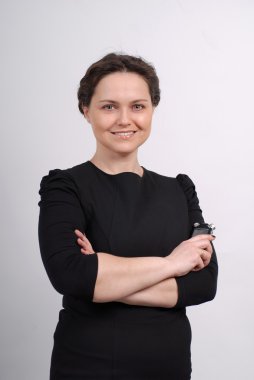 ses kaydedici ile gülümseyen kadın