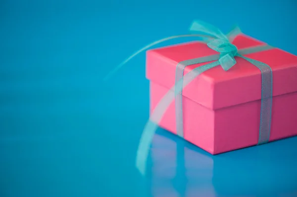 Pink Gift Box on a Blue Background — Stock Photo, Image