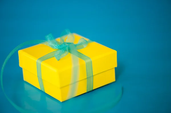 Yellow Gift Box on a Blue Background — Stock Photo, Image