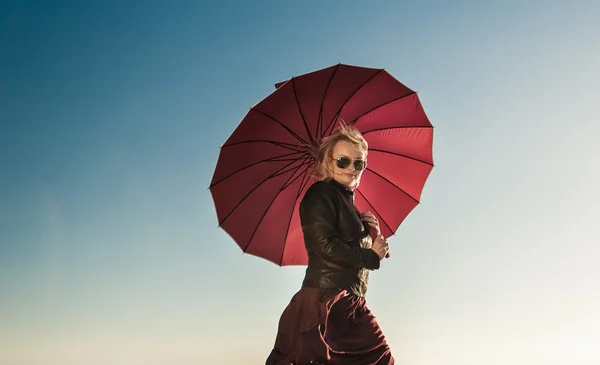 bir kız ile kırmızı şemsiye