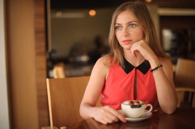 genç ve güzel kadın Café