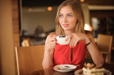 genç ve güzel kadın Café