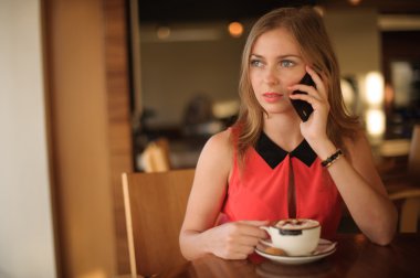 genç ve güzel kadın Café