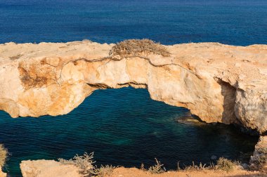 denizin üzerinde doğal köprü